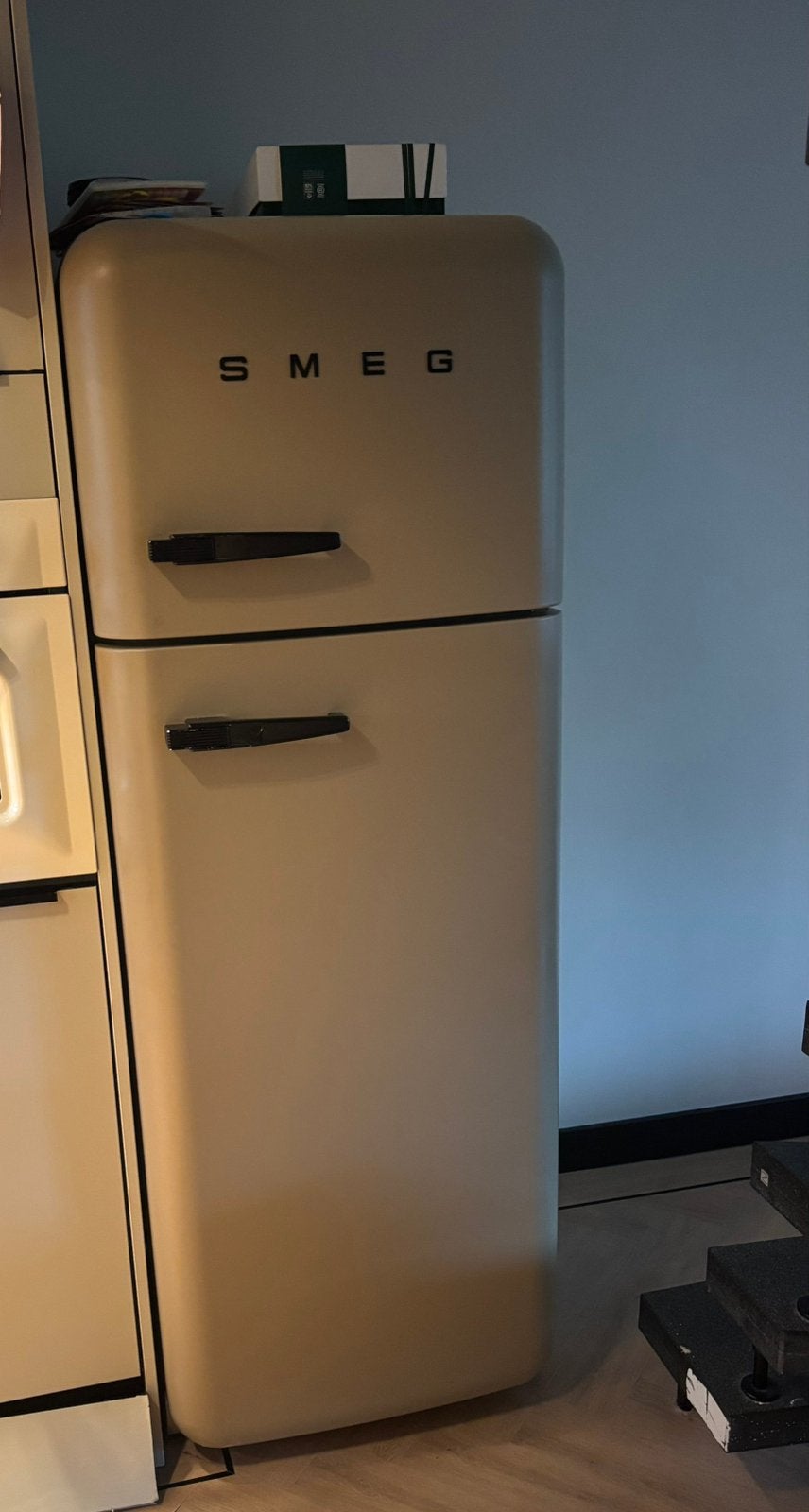 SMEG Retro Koel-vriescombinatie Custom Made Mat Taupe/Beige, 200 liter of meer, 60 cm of meer, Met aparte vriezer, Zo goed als nieuw