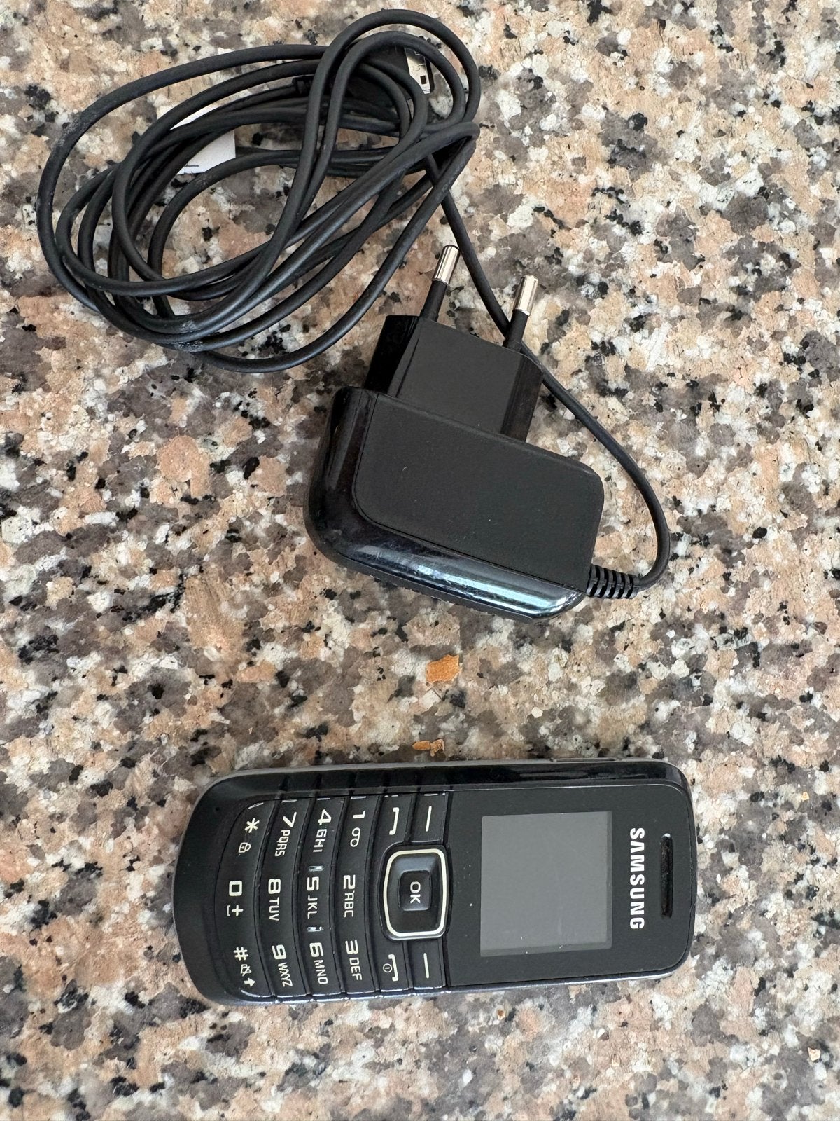Samsung 'dumb' telefoon met oplader, Gebruikt, Overige modellen, Geen camera, Zwart