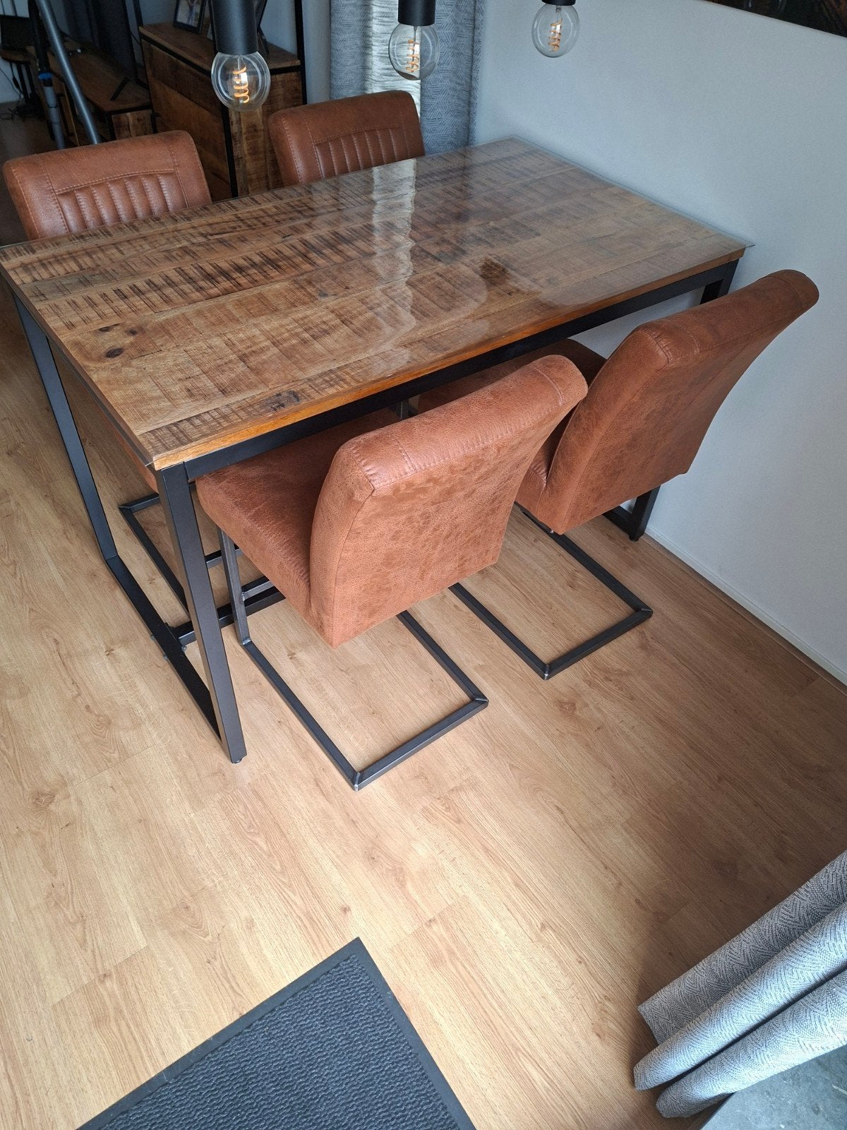 Bartafel 140x80 met tafelmat en 4 barstoelen cognac kleur, Gebruikt, 100 tot 150 cm, 50 tot 100 cm, Vier personen