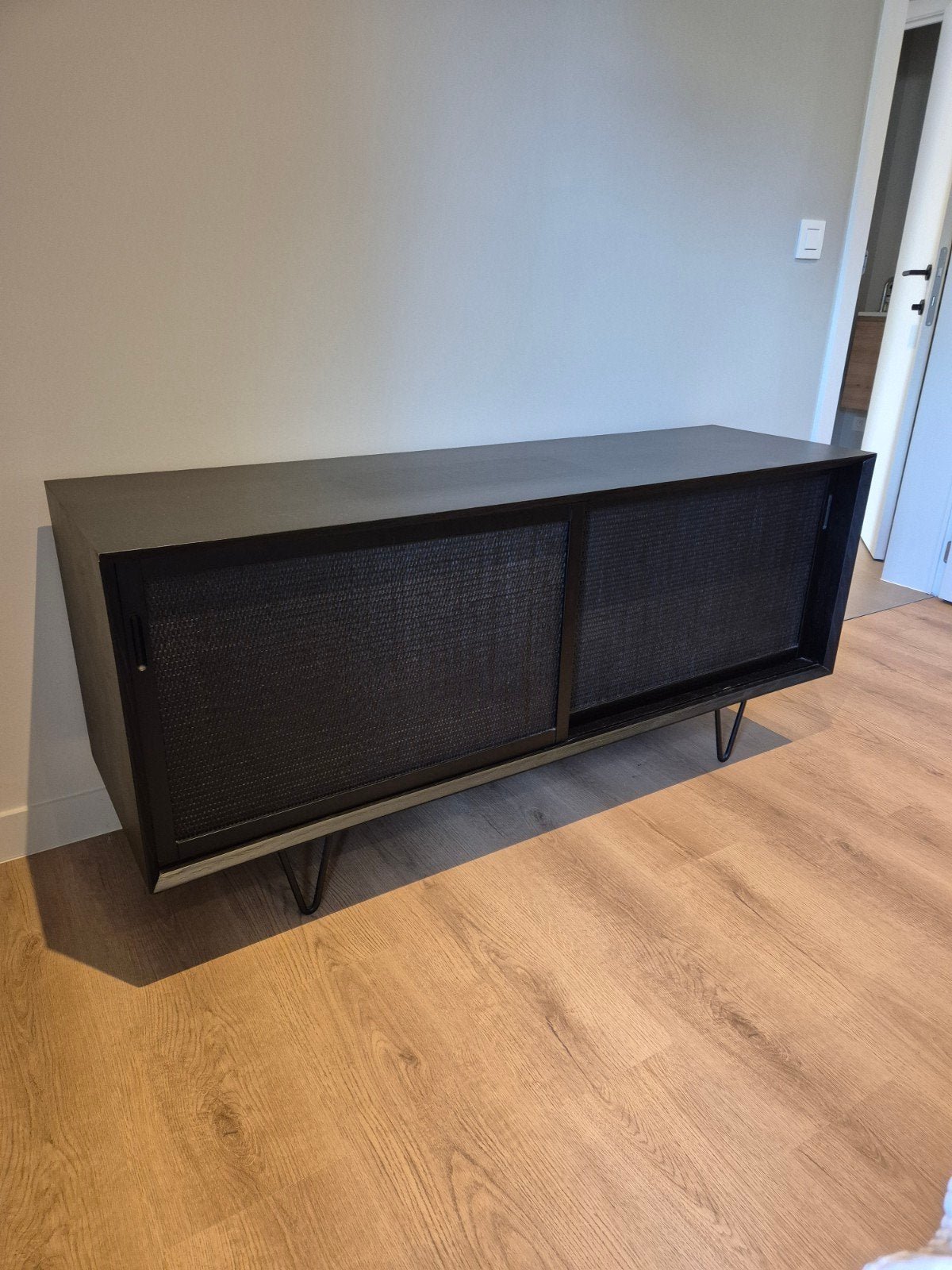 Rotan zwarte Dressoir met rieten deuren - Furnified