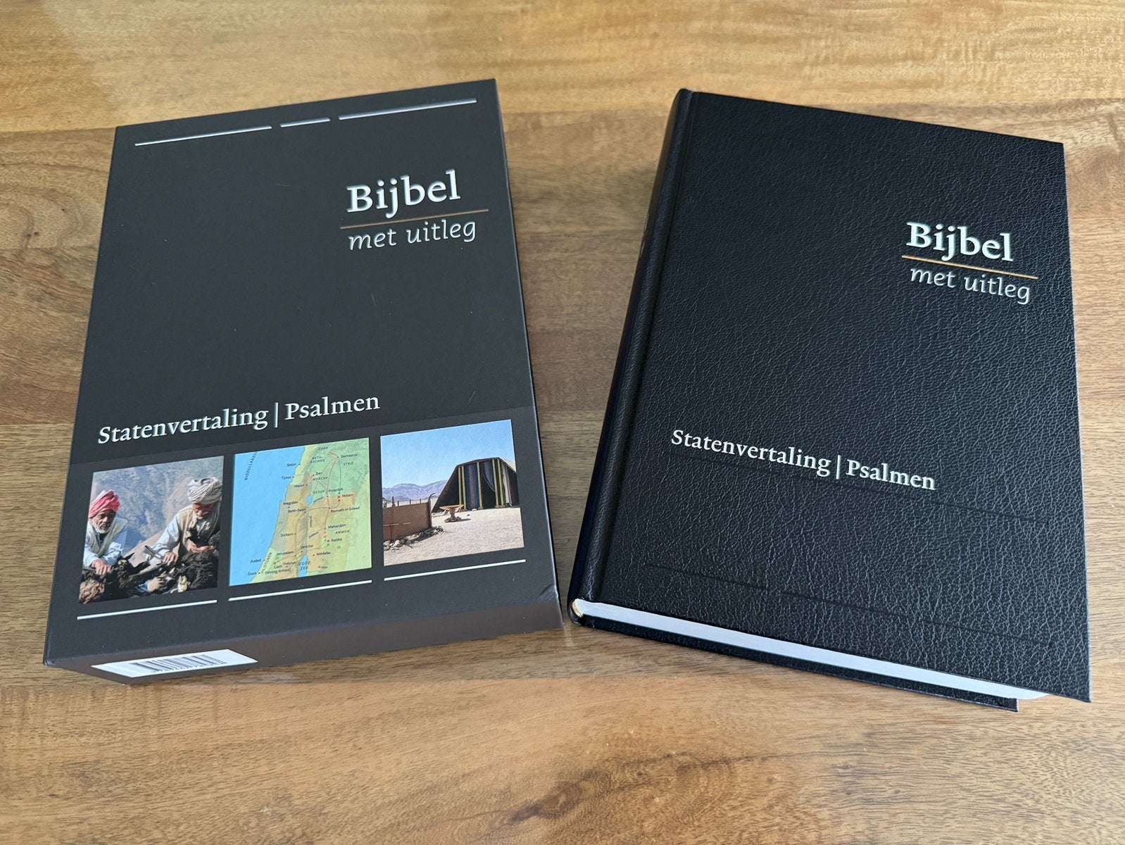Bijbel met uitleg, zwart, harde band in luxe cassette, Boeken, Ophalen of Verzenden, Zo goed als nieuw