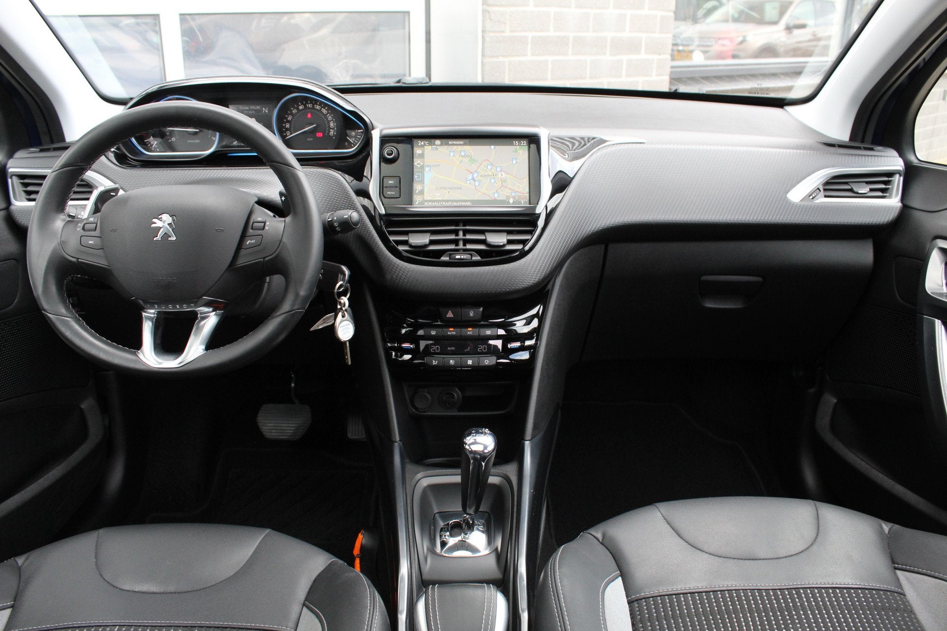 Peugeot 2008 1.2 VTi Allure / Automaat / Panoramadak / Navig, Auto's, 450 kg, 1199 cc, Met garantie (alle), 23 km/l