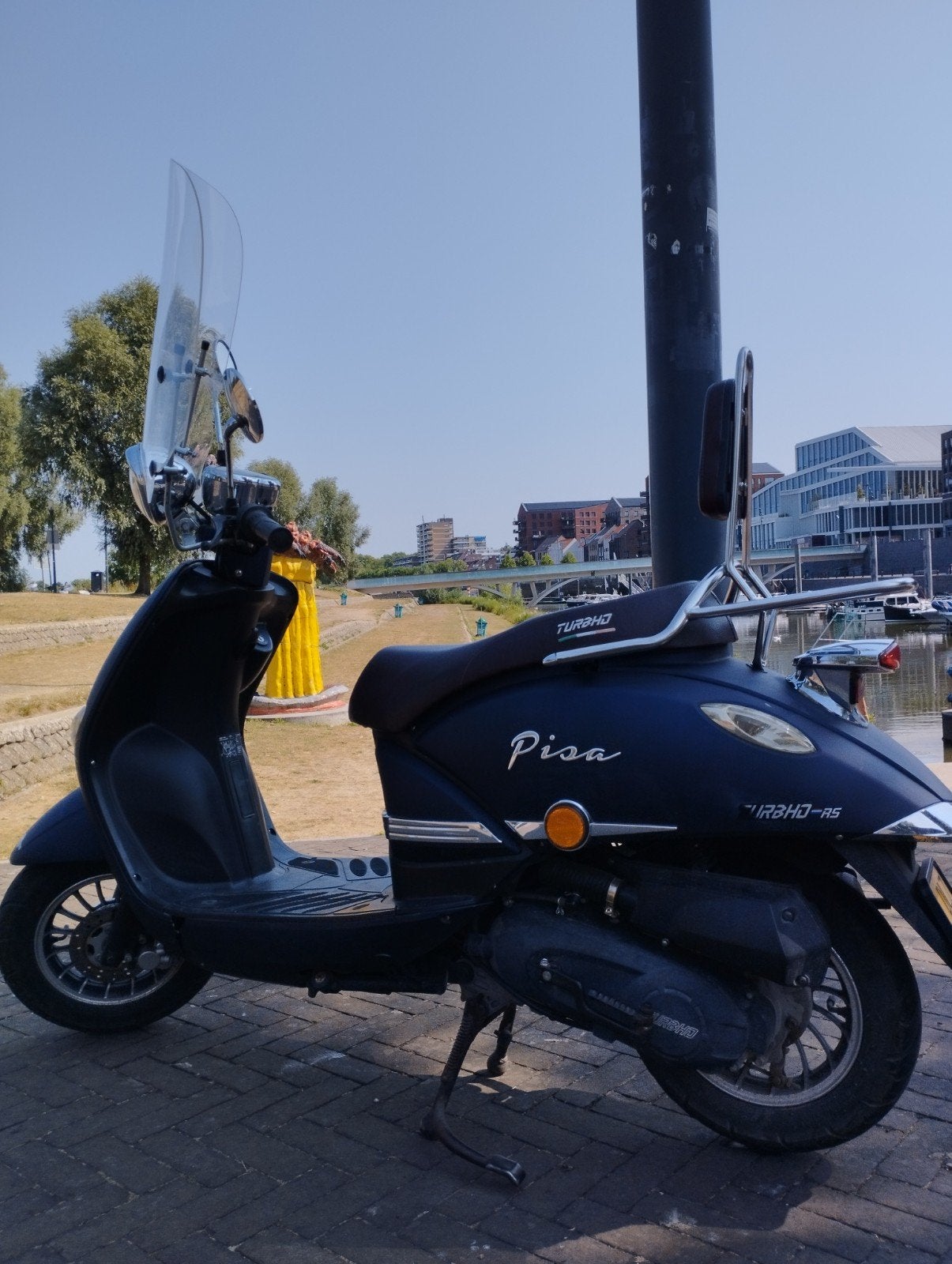 Goede scooter Pisa gele plaat met windscherm 45 km/u, Ophalen, Maximaal 45 km/u, Benzine