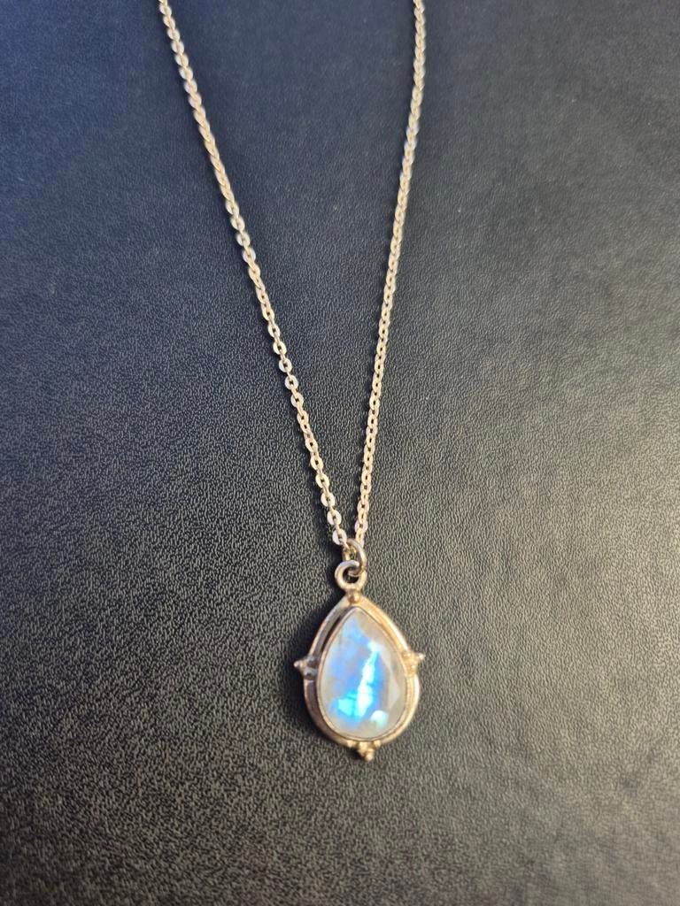 Zilveren ketting met regenboog maansteen hanger, Verzenden, Zo goed als nieuw, Met edelsteen, Zilver