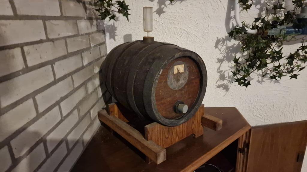 Decoratieve Wijnvat / Vat met Kraan 47 diep 36 breed, Ophalen