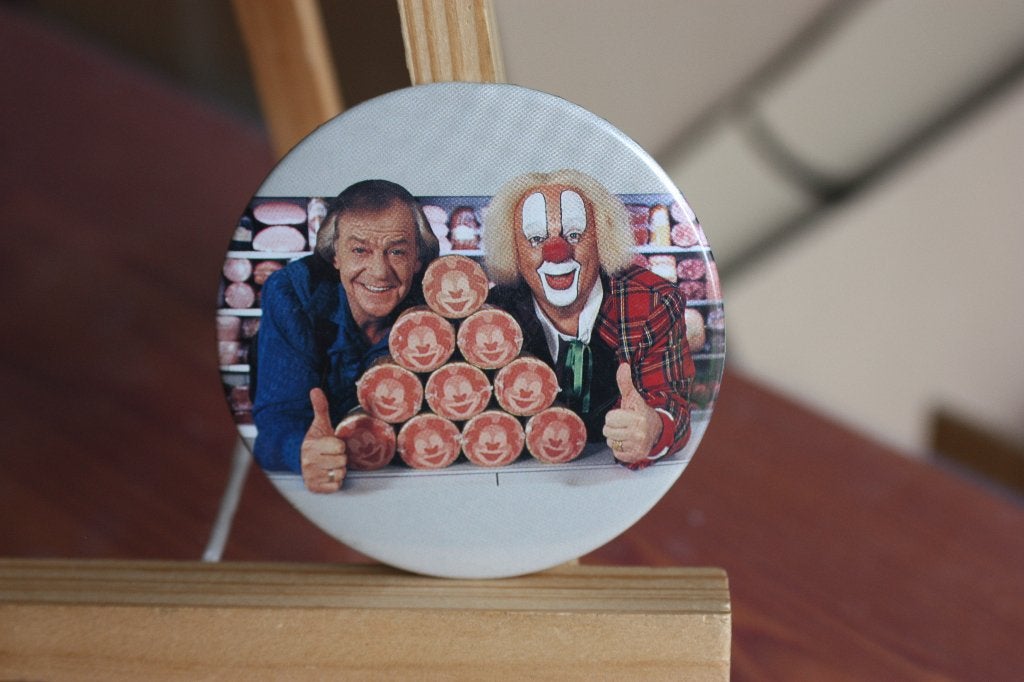 Button Bassie en Adriaan met Bassieworst 1994 mooi, Ophalen of Verzenden, Gebruikt, Overige onderwerpen, Button