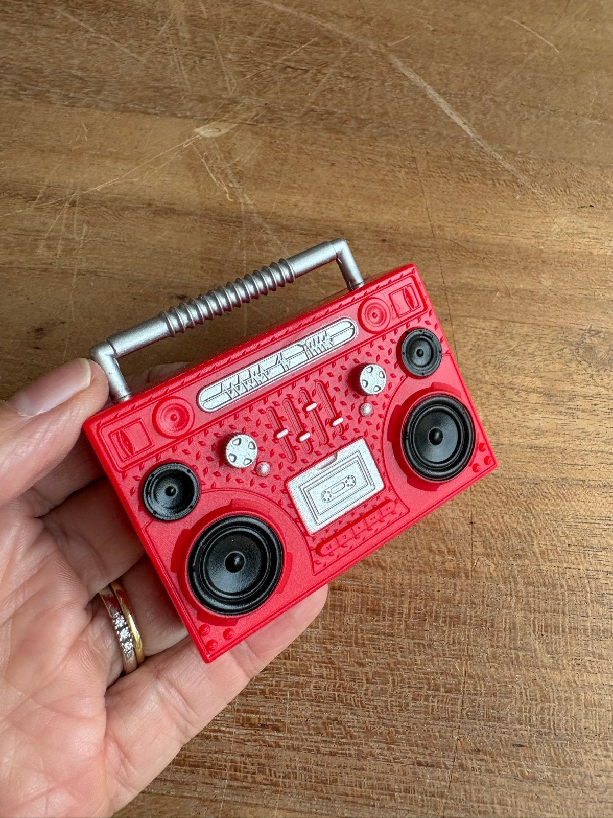 Rode speelgoed gettoblaster voor poppen of actiefiguren, Ophalen of Verzenden, Gebruikt, Jongen of Meisje