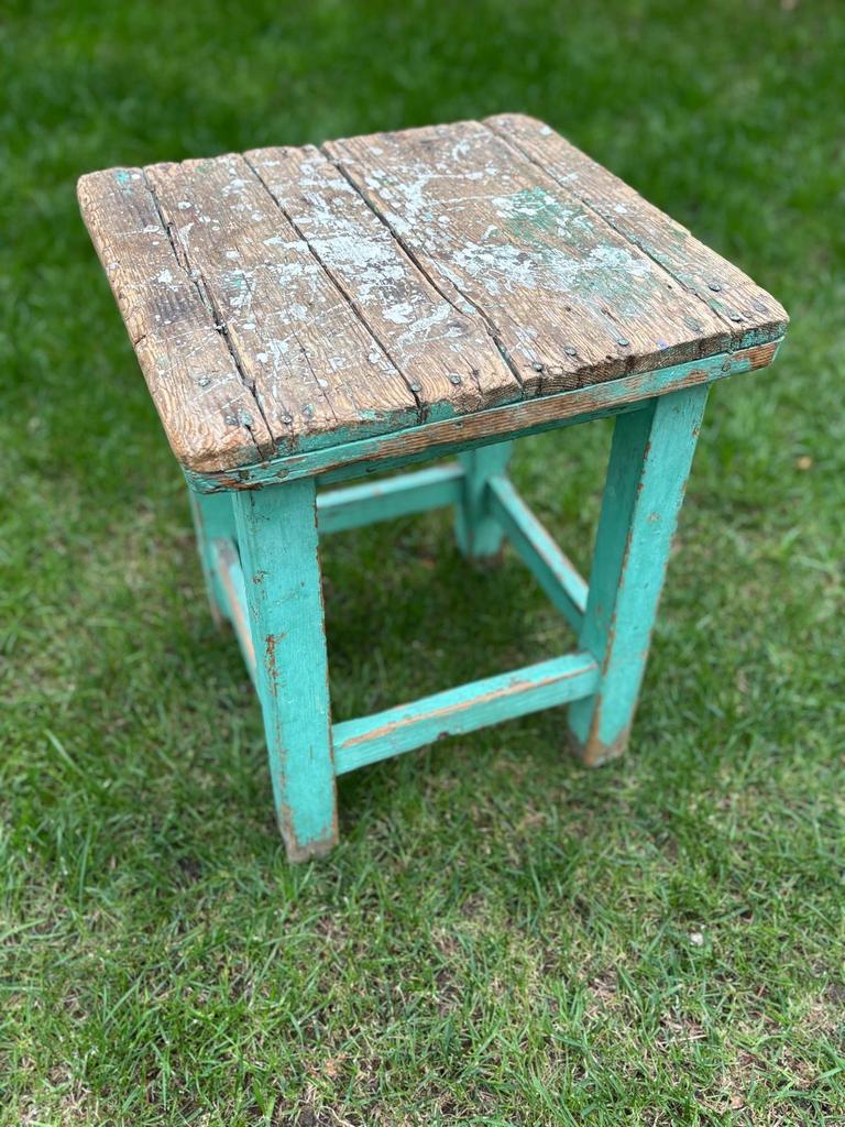 Vintage brocante houten krukje met verfspatten, Ophalen, Minder dan 45 cm, Minder dan 55 cm, Zo goed als nieuw
