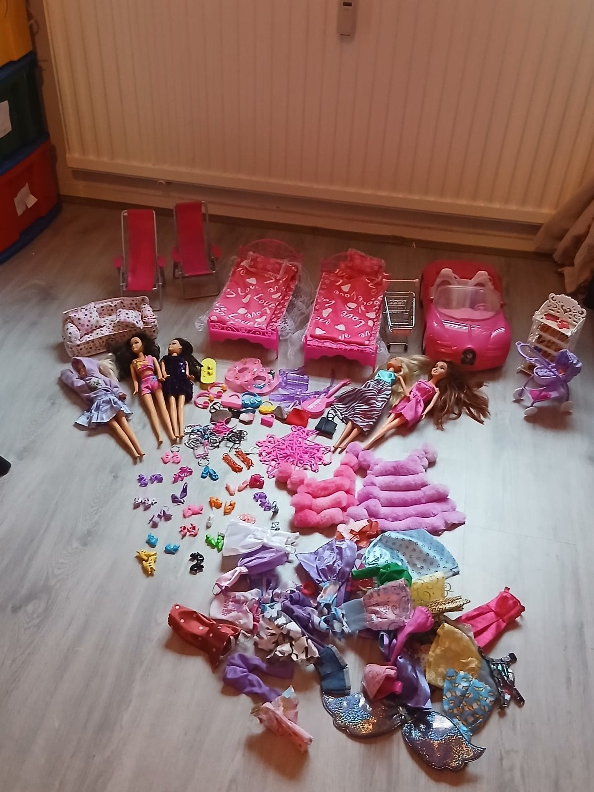Barbie toebehoren met 4 poppen, Kinderen en Baby's, Speelgoed | Poppen, Ophalen of Verzenden, Zo goed als nieuw, Barbie