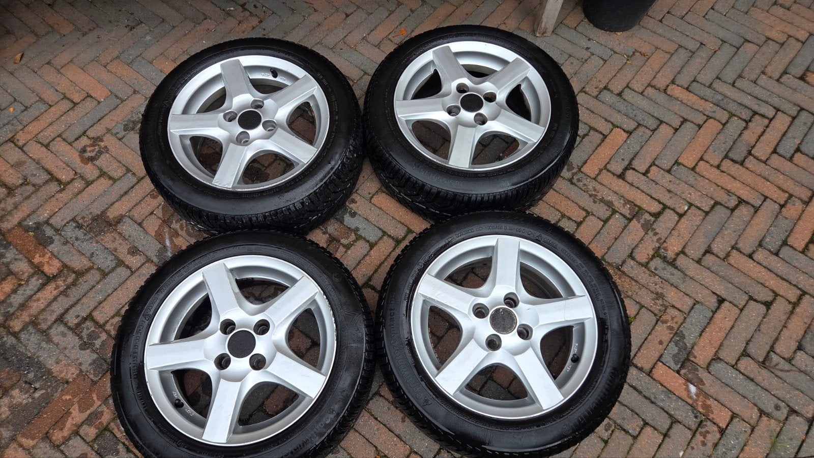 Set 15 inch 4x100 velgen met winterbanden voor VW Up, Gebruikt, 15 inch, Banden en Velgen, Personenwagen