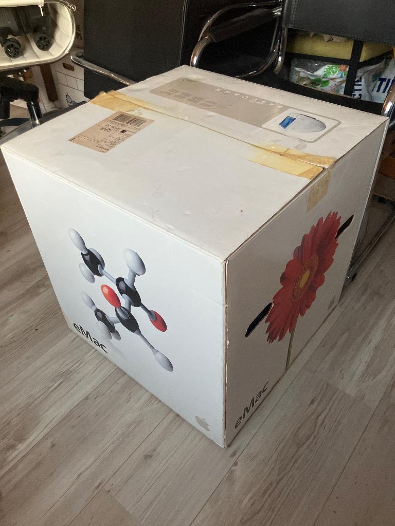 eMac met swivel stand, graphic accelerator en meer, Ophalen, Apple