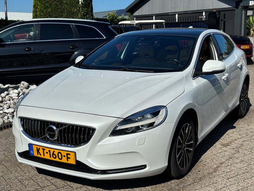Volvo V40 2.0 D2 Nordic+ Dealerauto Leer Pano Trekhaak, Auto's, Voorwielaandrijving, Dealer onderhouden, Gebruikt, Euro 6