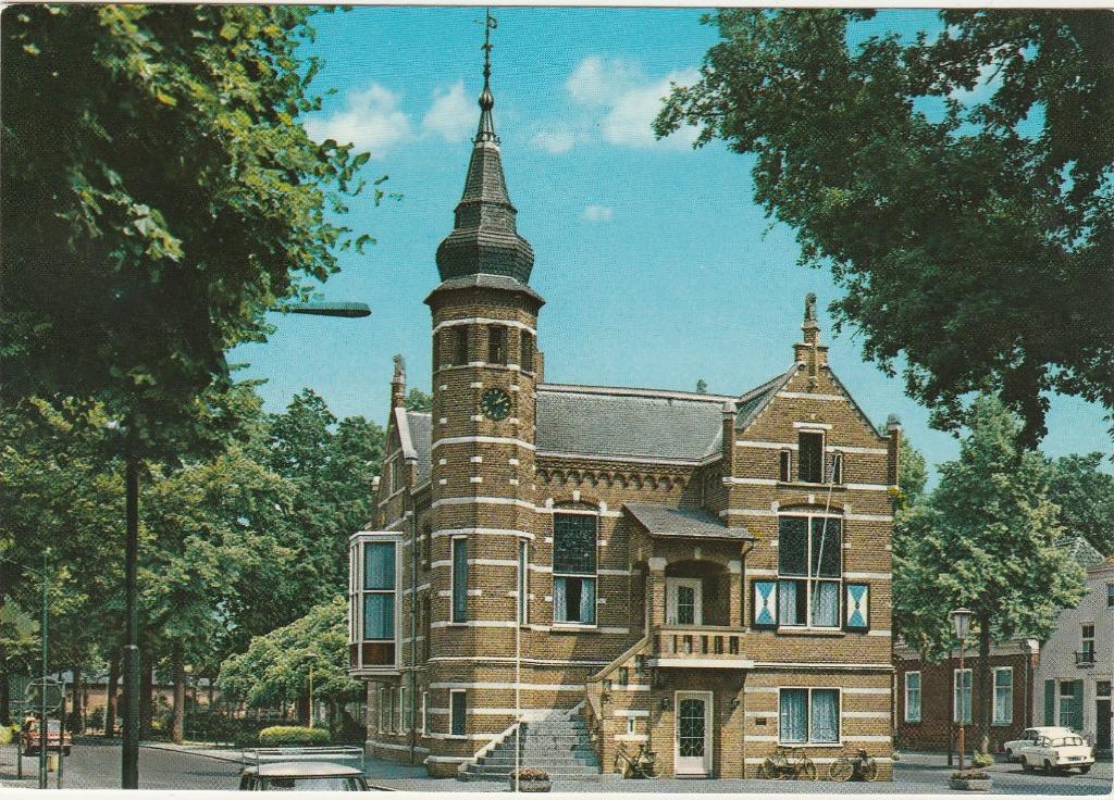 OISTERWIJK Gemeentehuis met Ford Anglia, Verzenden, 1960 tot 1980, Ongelopen, Noord-Brabant