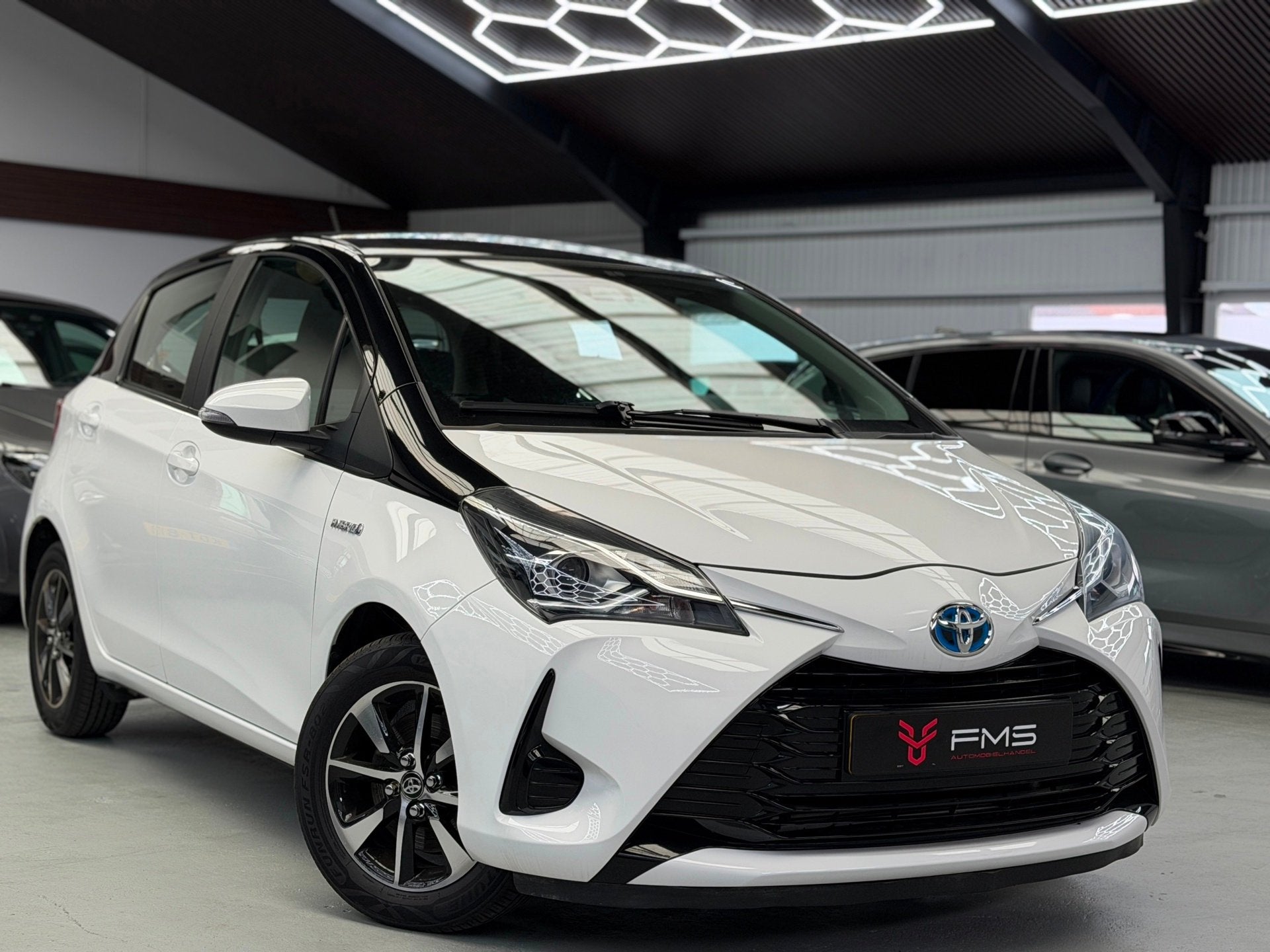 Toyota Yaris 1.5 Hybrid Bi-Tone Bluetooth, Zwart, 4 cilinders, Met garantie (alle), Wit