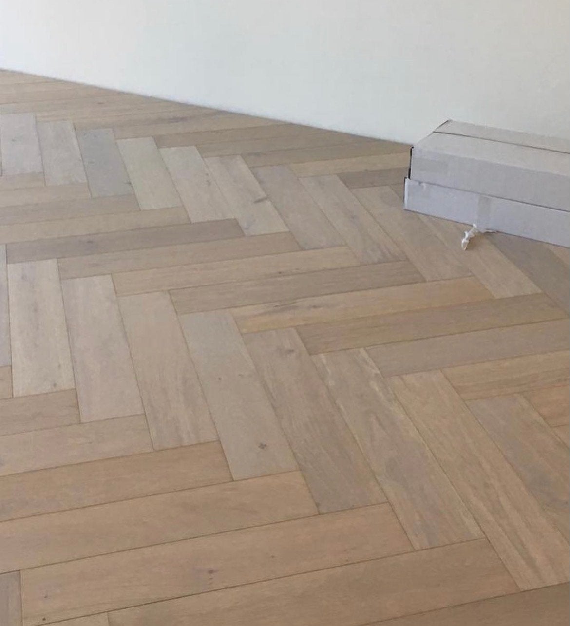 Visgraat parketvloer uit 2018 - 40 m2 op te schuren, Ophalen, Gebruikt, Hout, Parket