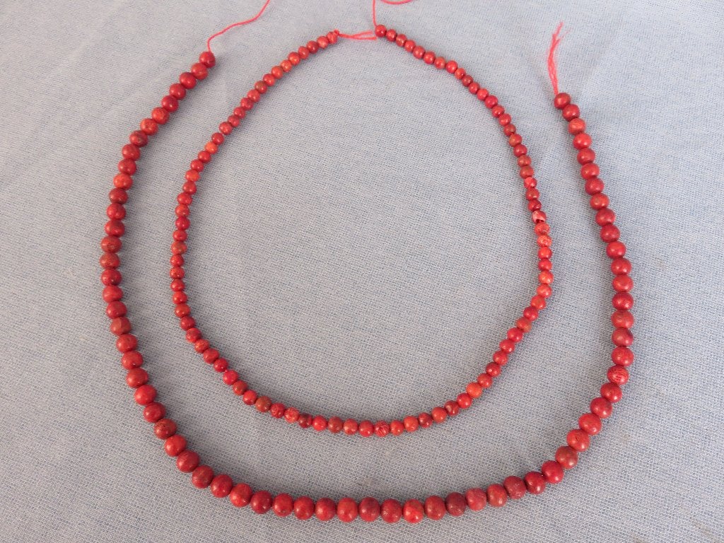 2 koraal hals snoeren met ronde kraaltjes, Ophalen of Verzenden, Zo goed als nieuw, Rood, Steen of Mineraal