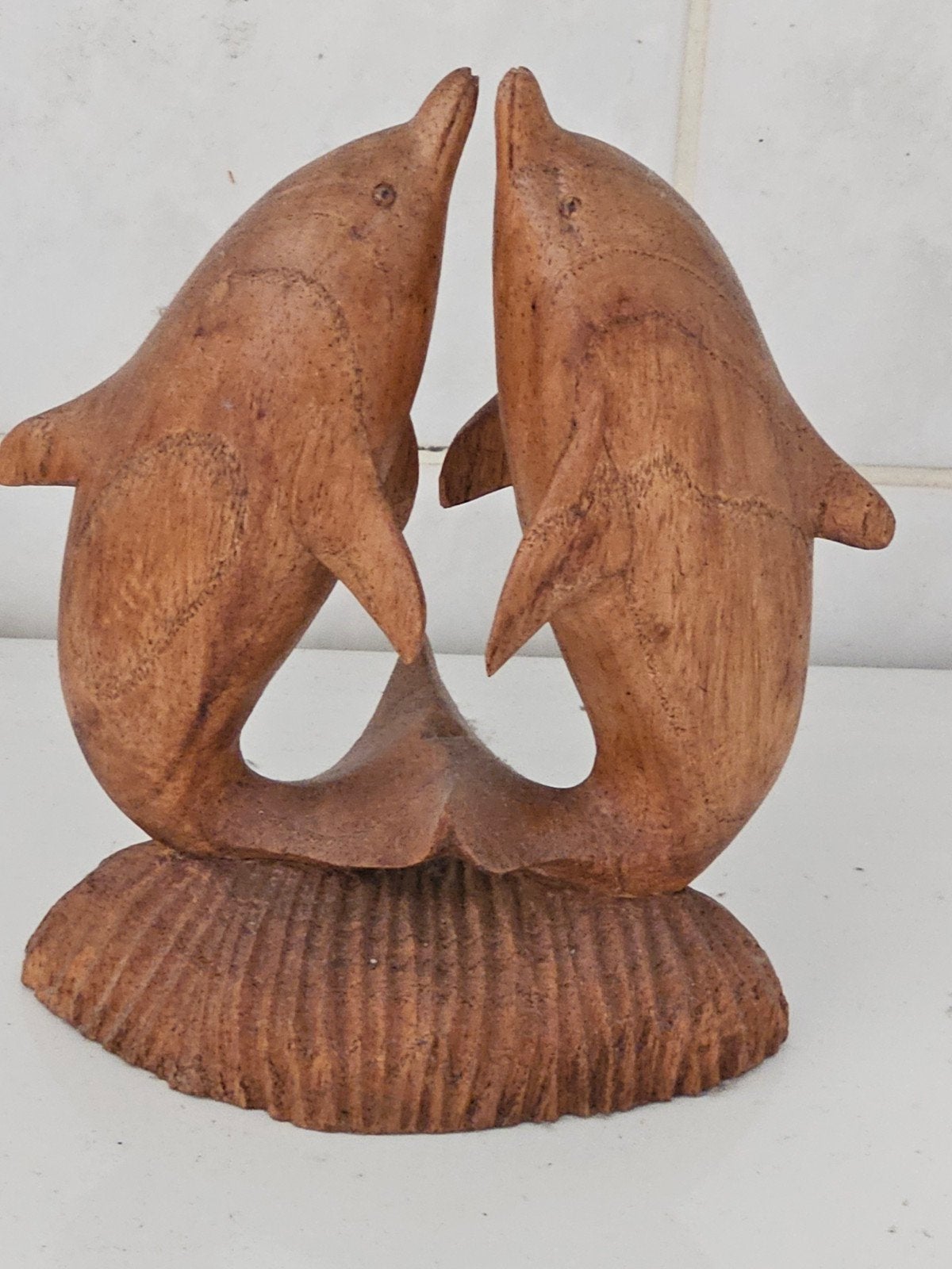 Houten beeld van twee dolfijnen, 20 cm hoog, Ophalen