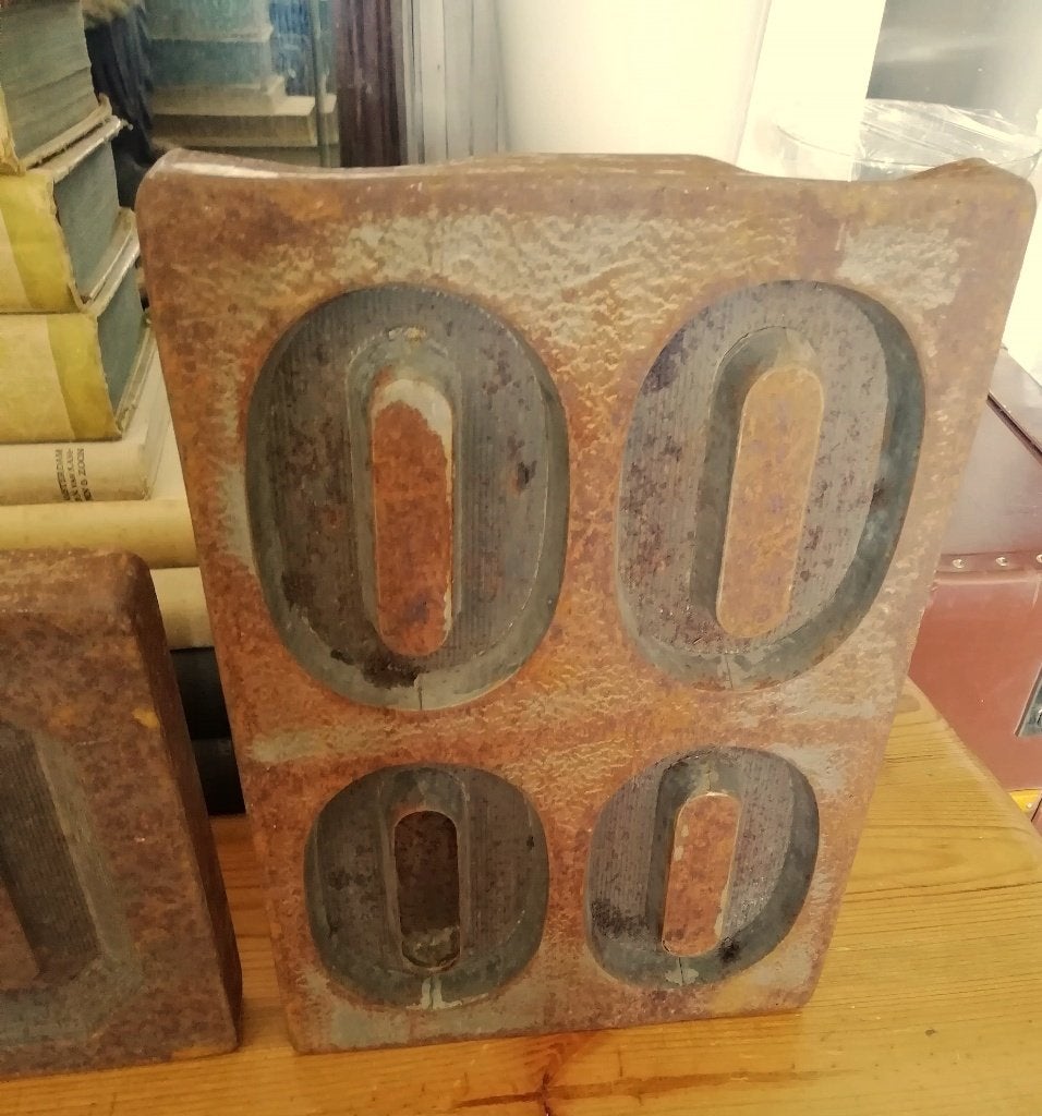 Antieke chocolademal letters D en O industrieël metaal, Antiek en Kunst, Curiosa en Brocante, Ophalen of Verzenden