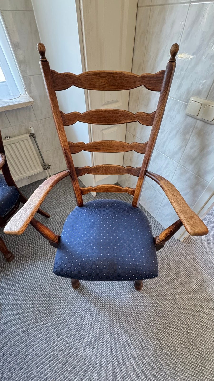 Set van 5 houten stoelen met armleuningen en blauwe bekledin, Ophalen