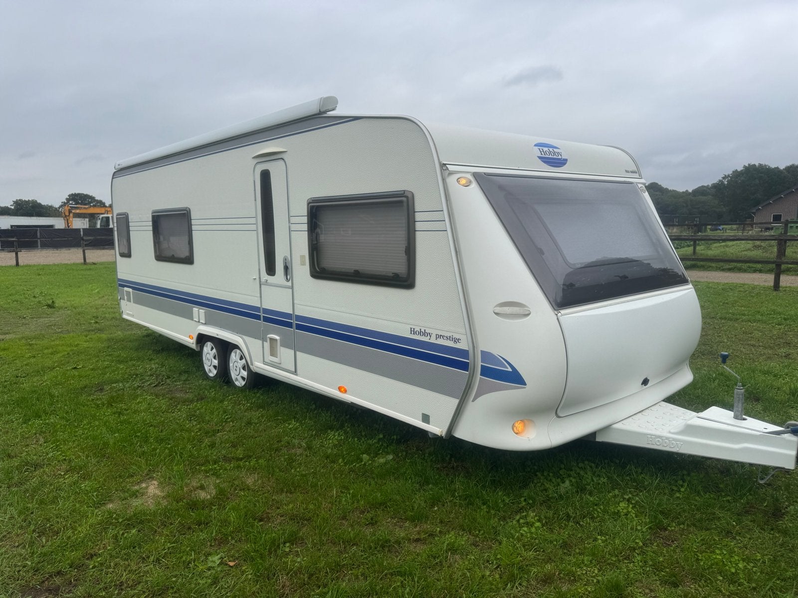 Hobby Prestige 650 uopl  - Ruime familiecaravan met airco, Hobby, Frans bed, 7 tot 8 meter, Particulier