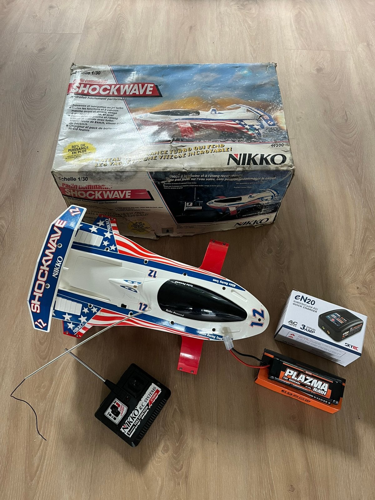 Vintage RC Nikko Shockwave Hydrofoil boat / RC boot, Hobby en Vrije tijd, Modelbouw | Radiografisch | Auto's, Elektro, Gebruikt