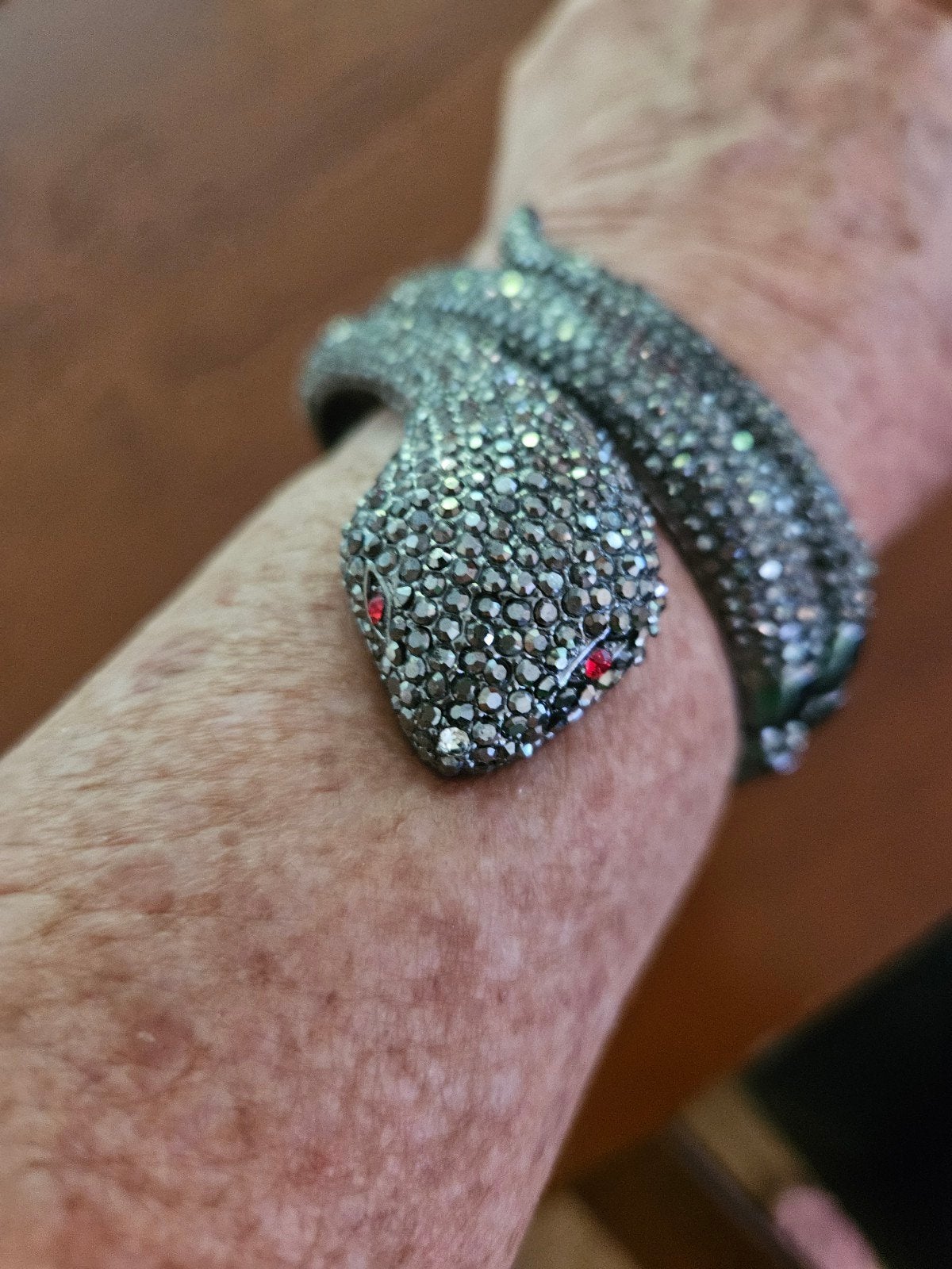 Bijzondere Slangen Armband met Rode Oogjes, Ophalen of Verzenden