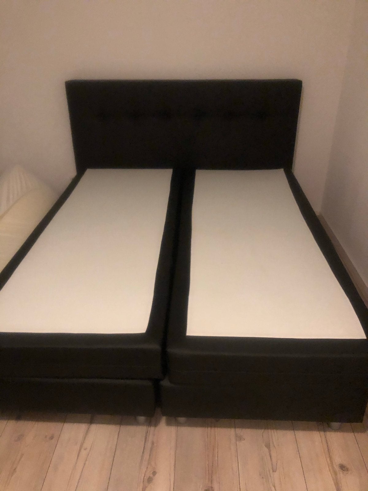 Keurig zwart tweepersoonsbed met 2 losse matrassen, Huis en Inrichting, Ophalen, Gebruikt, Zwart, Tweepersoons