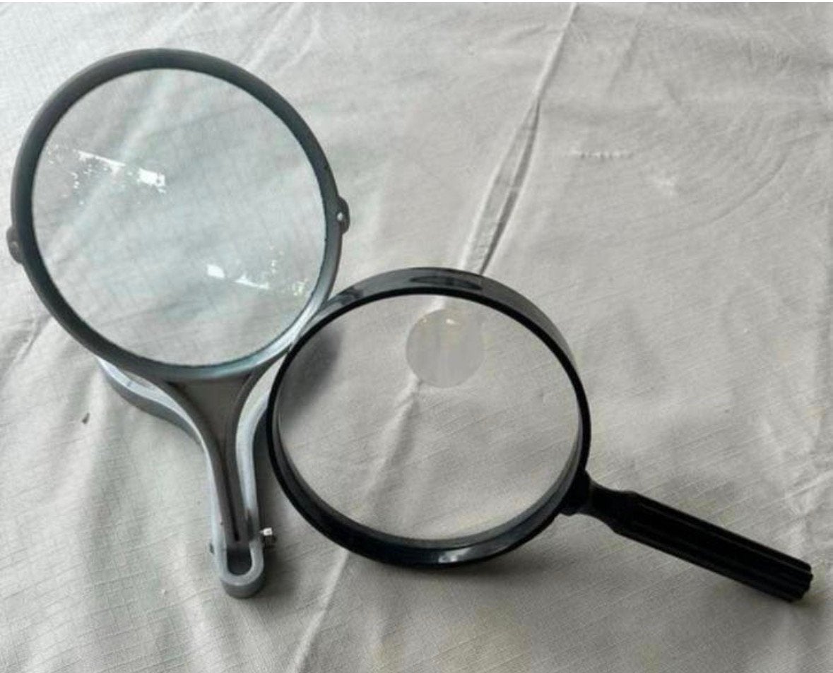 Twee vergrootglazen een met steun en een met standaard kan, Ophalen of Verzenden, Gebruikt, Vergrootglas of Loep
