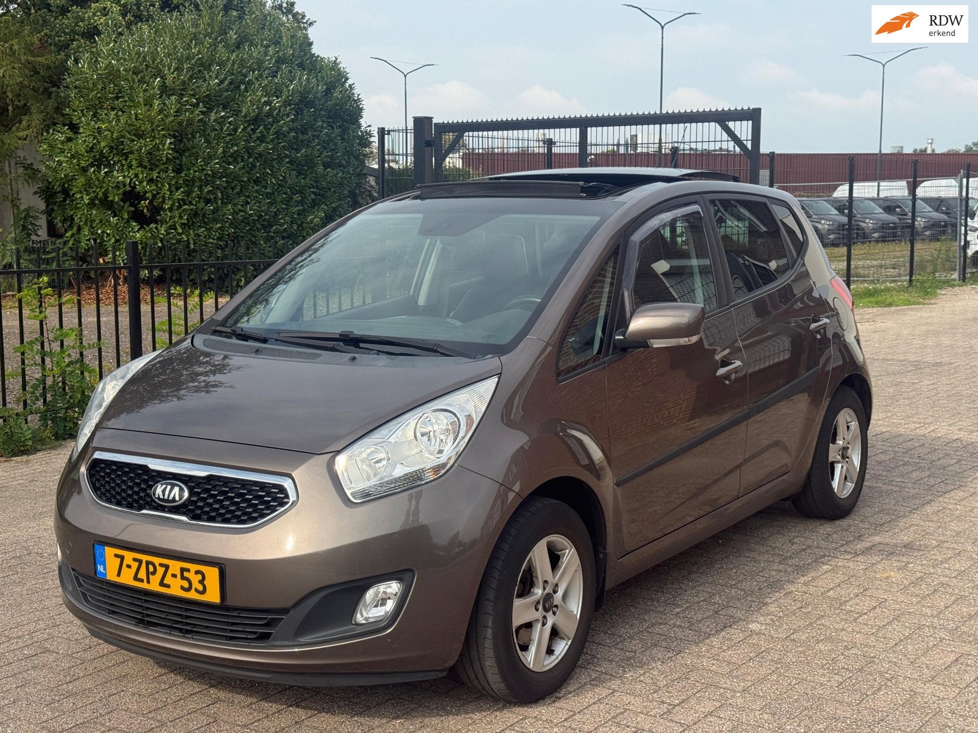 Kia Venga 1.4 CVVT World Cup Edition Trekhaak Panoramadak!, Auto's, Voorwielaandrijving, Euro 5, Gebruikt, 4 cilinders