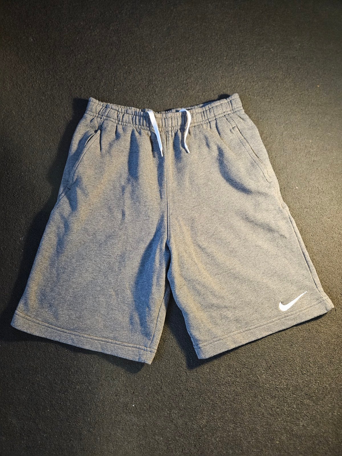 Nike korte broek kinderen XL (valt als heren S), Verzenden, Nike, Zo goed als nieuw, Grijs