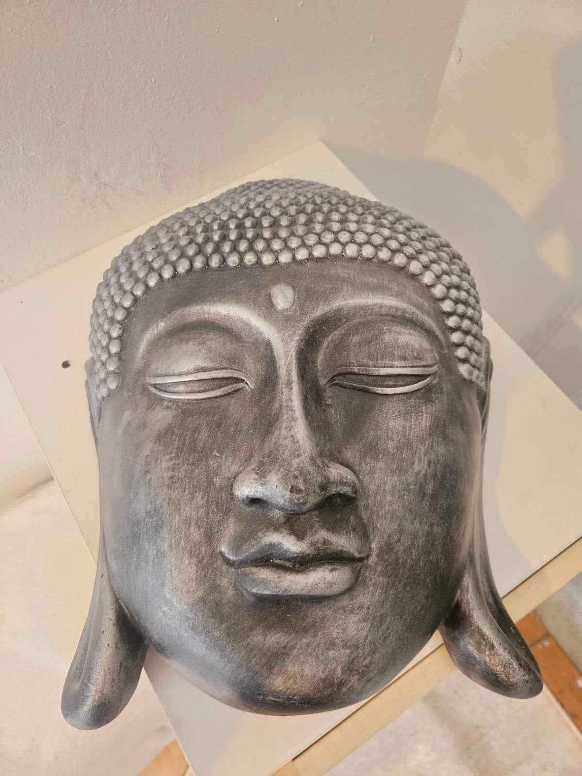 Boeddha masker wanddecoratie, Huis en Inrichting, Woonaccessoires | Boeddhabeelden, Ophalen, Gebruikt, Steen/keramiek, Zilver
