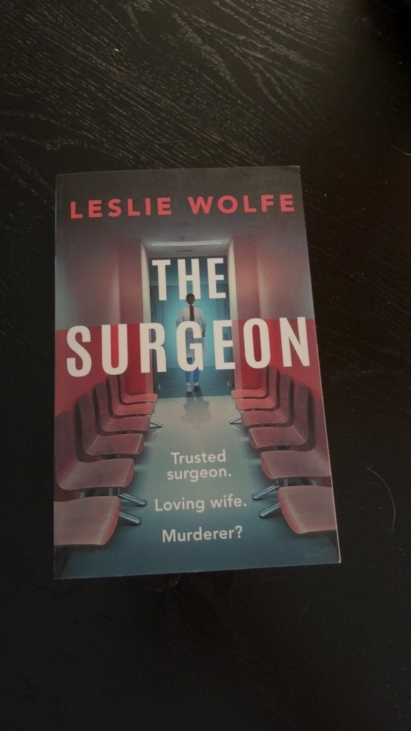 Boek; The surgeon, Ophalen, Nieuw, Leslie Wolfe