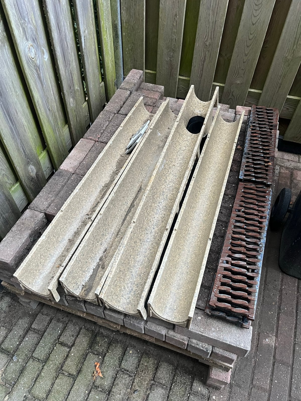 Afvoergoot met rooster - 4 stuks, Ophalen, Gebruikt, 2 tot 4 meter, 20 tot 40 mm