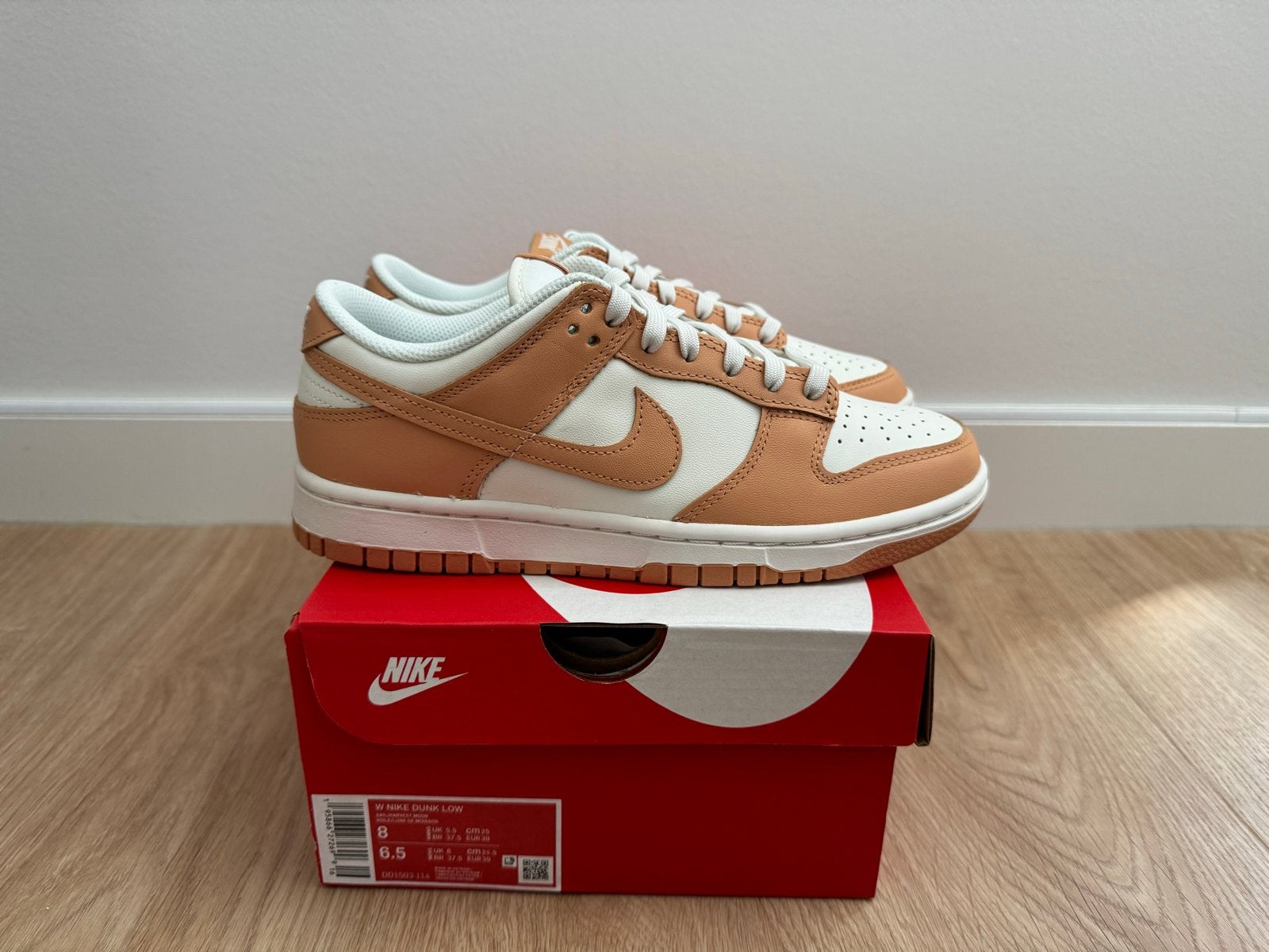 Nike Dunk Low Sail Harvest Moon (W) US 8W Maat 39, Beige, Nieuw, Ophalen of Verzenden, Sneakers of Gympen