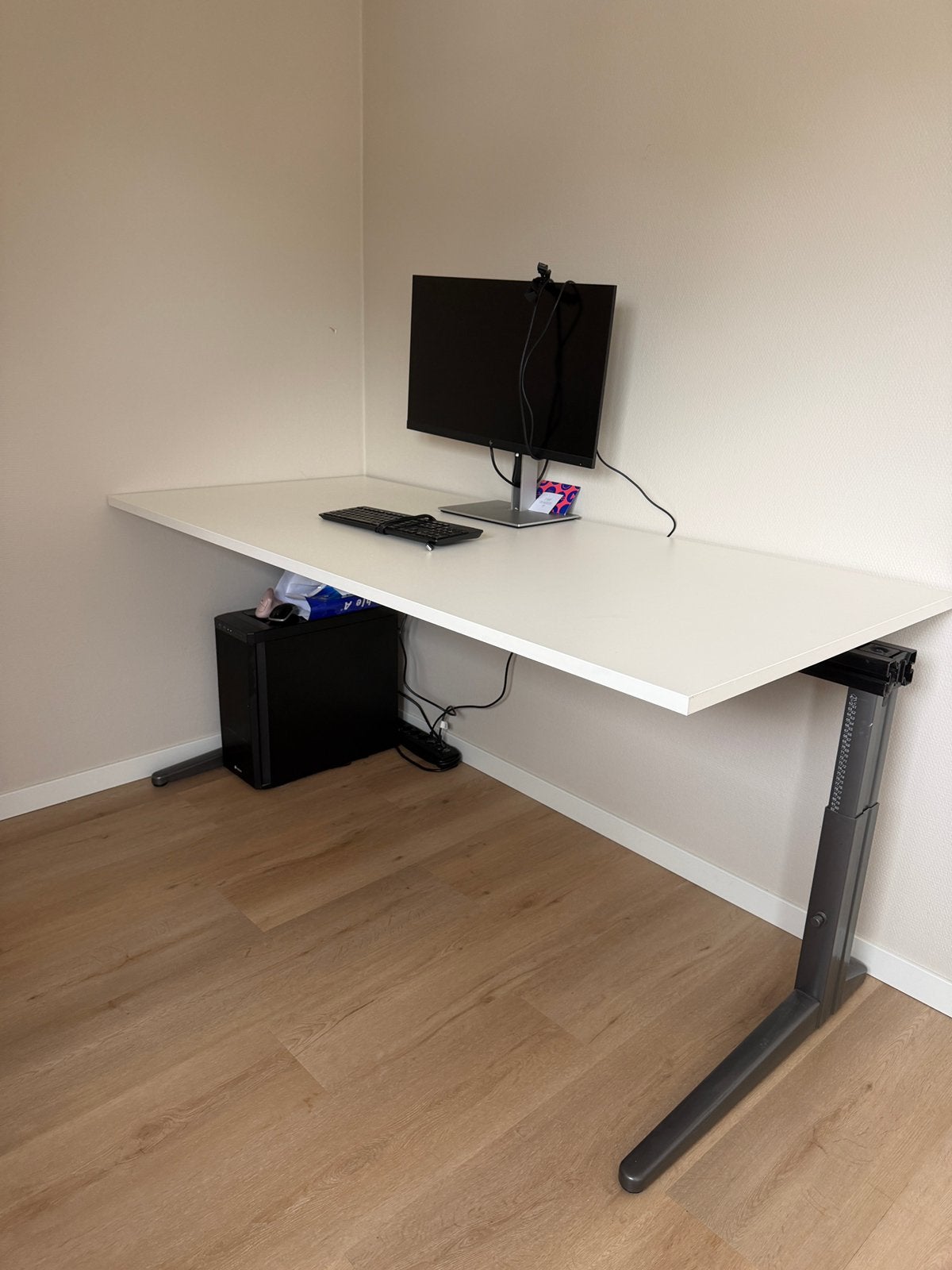 Ahrend Bureau - Ruim, handmatig verstelbaar, incl. kabelgoot, Ophalen, Zo goed als nieuw, 80 cm, 180 cm