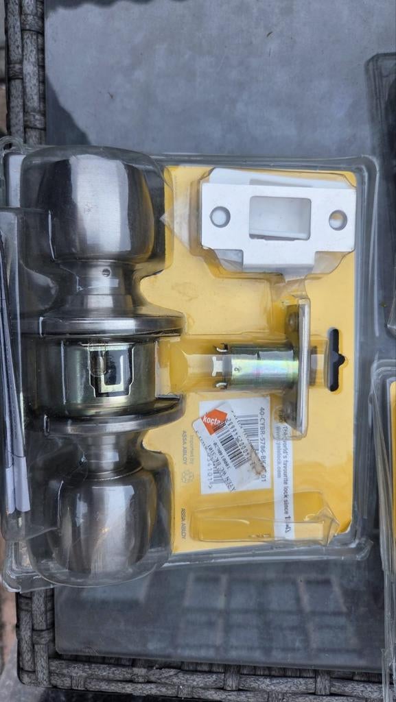 Yale Knopset - 3 stuks Nieuw in verpakking, Doe-het-zelf en Verbouw, Hang- en Sluitwerk, Ophalen of Verzenden, Nieuw, Rvs, Klink of Kruk