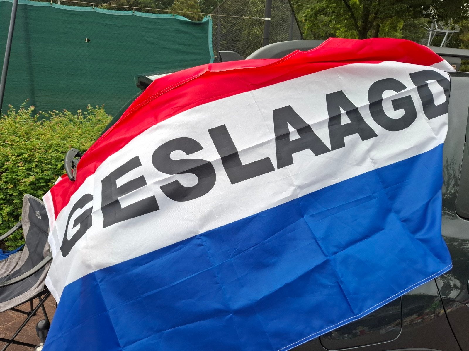 Vlag met geslaagd, Ophalen