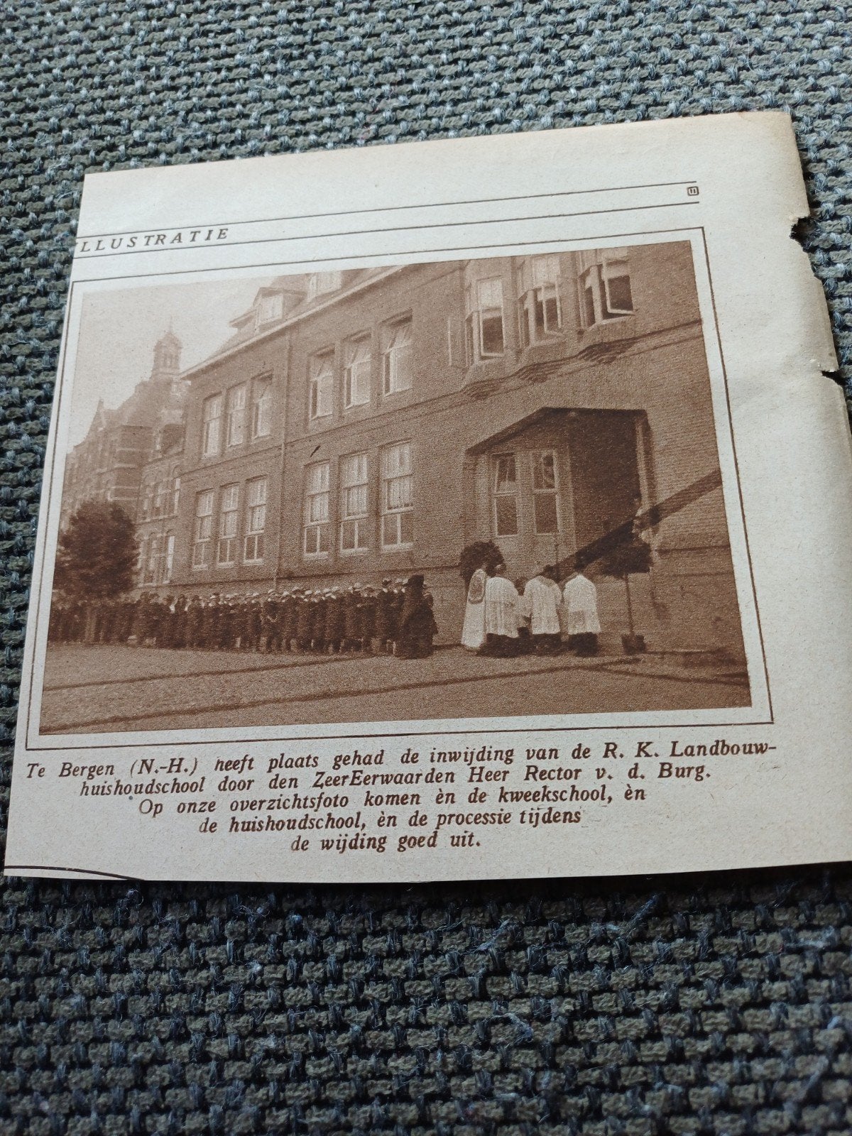 knipsel inwijding landbouw huishoudschool Bergen 1926, Ophalen of Verzenden, 1920 tot 1940, Knipsel(s)