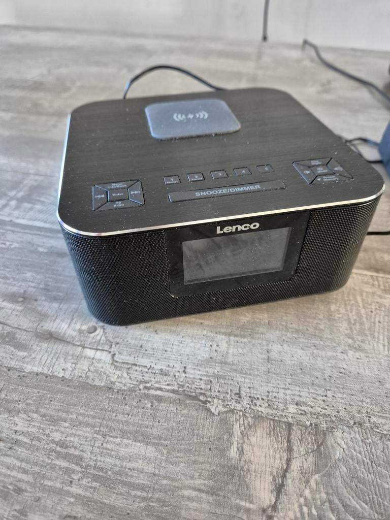 DAB+ wekkerradio met Draadloos Opladen en USB/AUX, Ophalen, Zo goed als nieuw, Radio