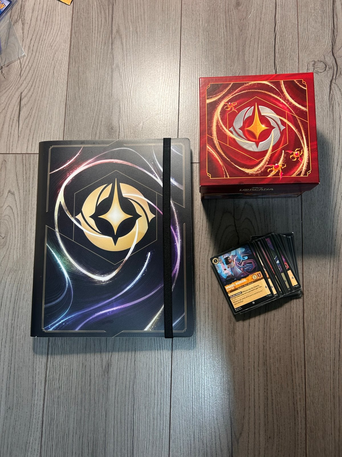 Lorcana Reign of Jafar set met binder en Trove box, Ophalen of Verzenden, Zo goed als nieuw, Meerdere kaarten