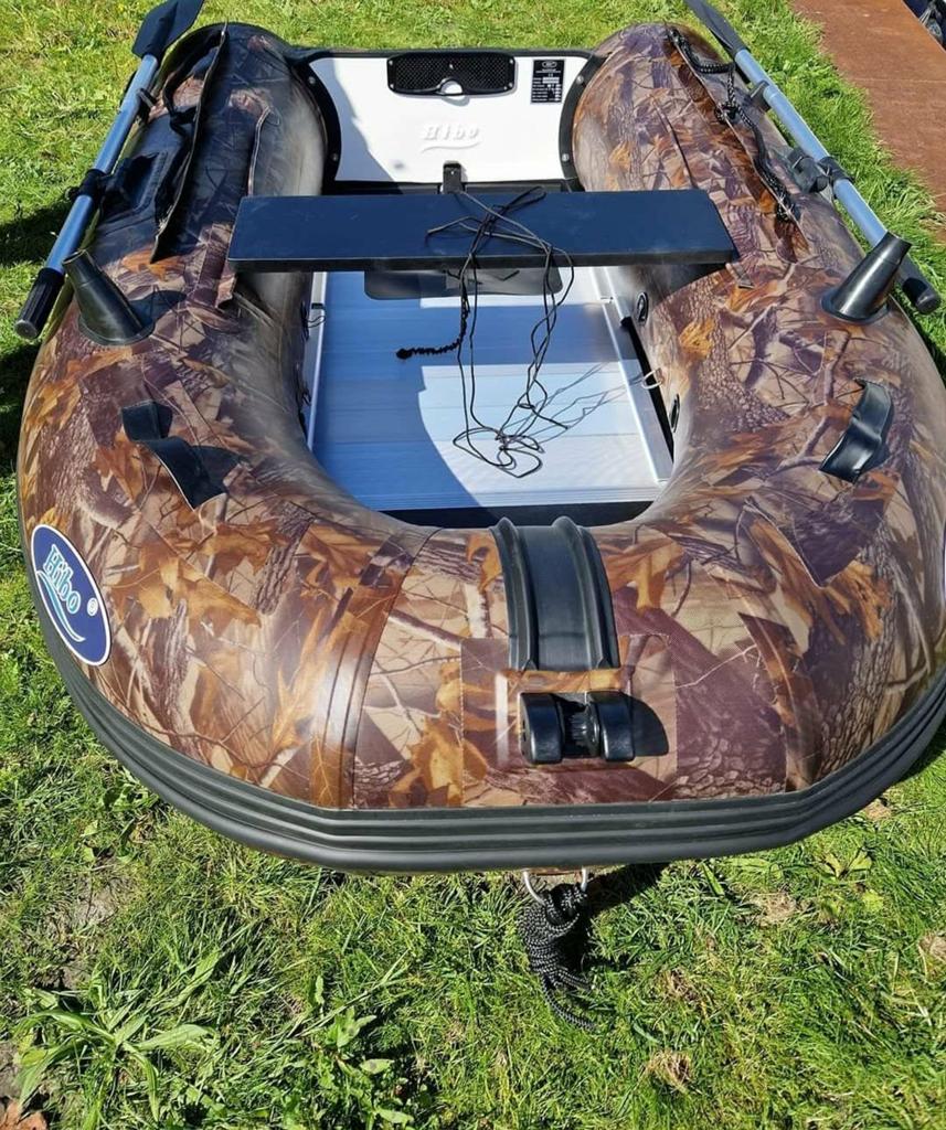 HIBO Pr Karperboot Camouflage 2.30 m incl buitenboord motor., Watersport en Boten, Ophalen, Aluminium, Peddels, Buitenboordmotor