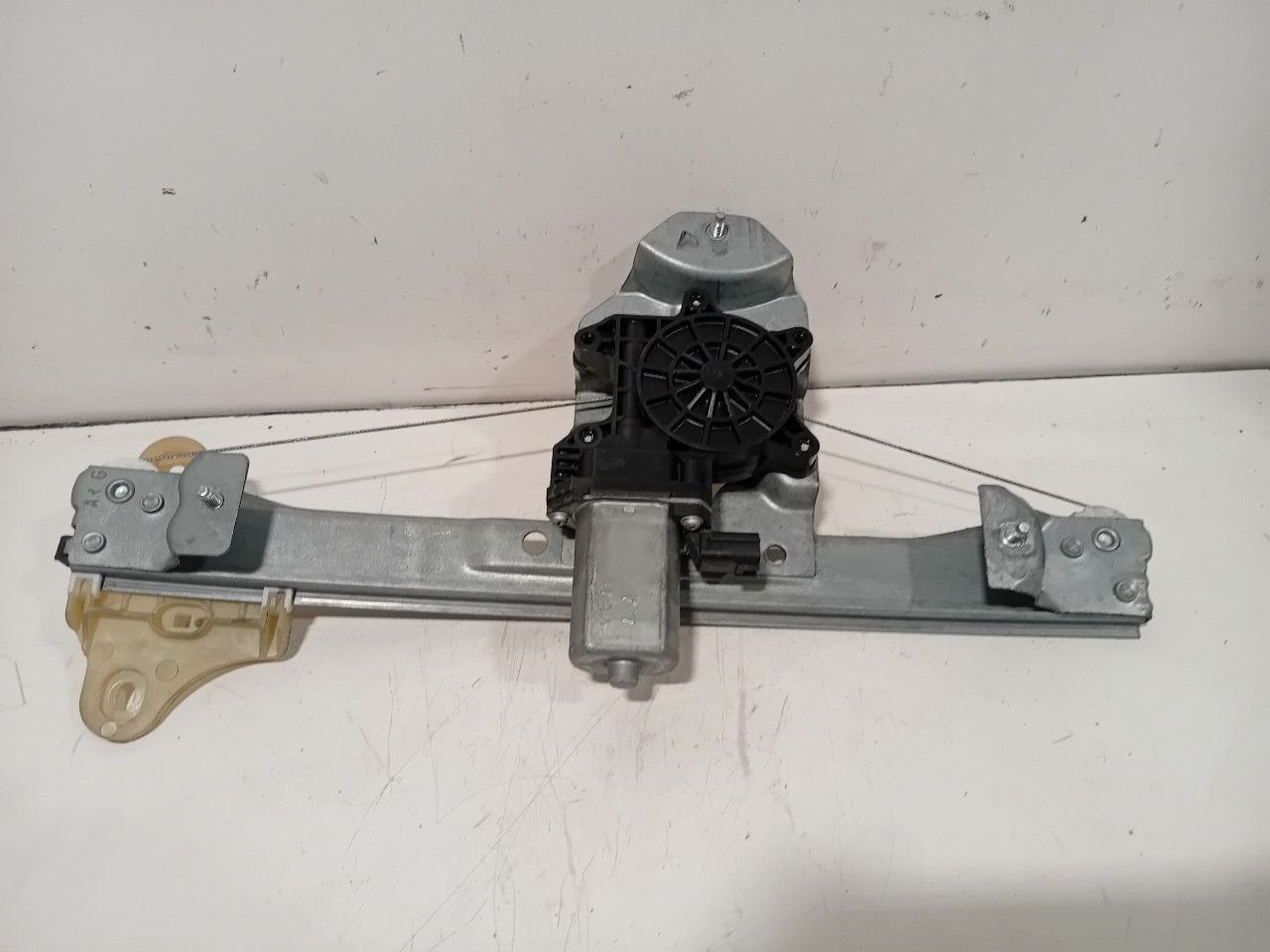 Raammechaniek links achter Renault Clio, Auto-onderdelen, Onderdelen@venauto.nl, Van der Ven Autorecycling B.V., Gebruikt, Ettenseweg 76, 4706 PB Roosendaal, The Netherlands
