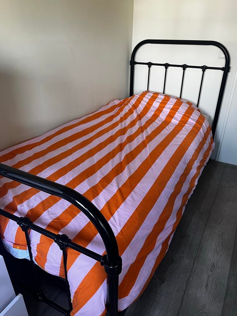 Zwart metalen bed 90x200 met matras en lattenbodem, Ophalen, Gebruikt, 90 cm, Eenpersoons