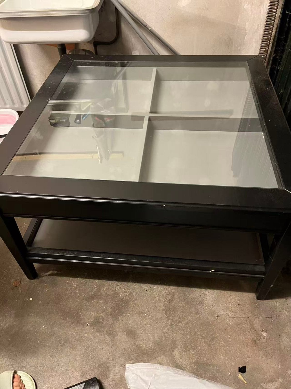Zwarte salontafel met glazen blad en opbergruimte, Huis en Inrichting, Tafels | Salontafels, Ophalen, Gebruikt, 100 tot 150 cm