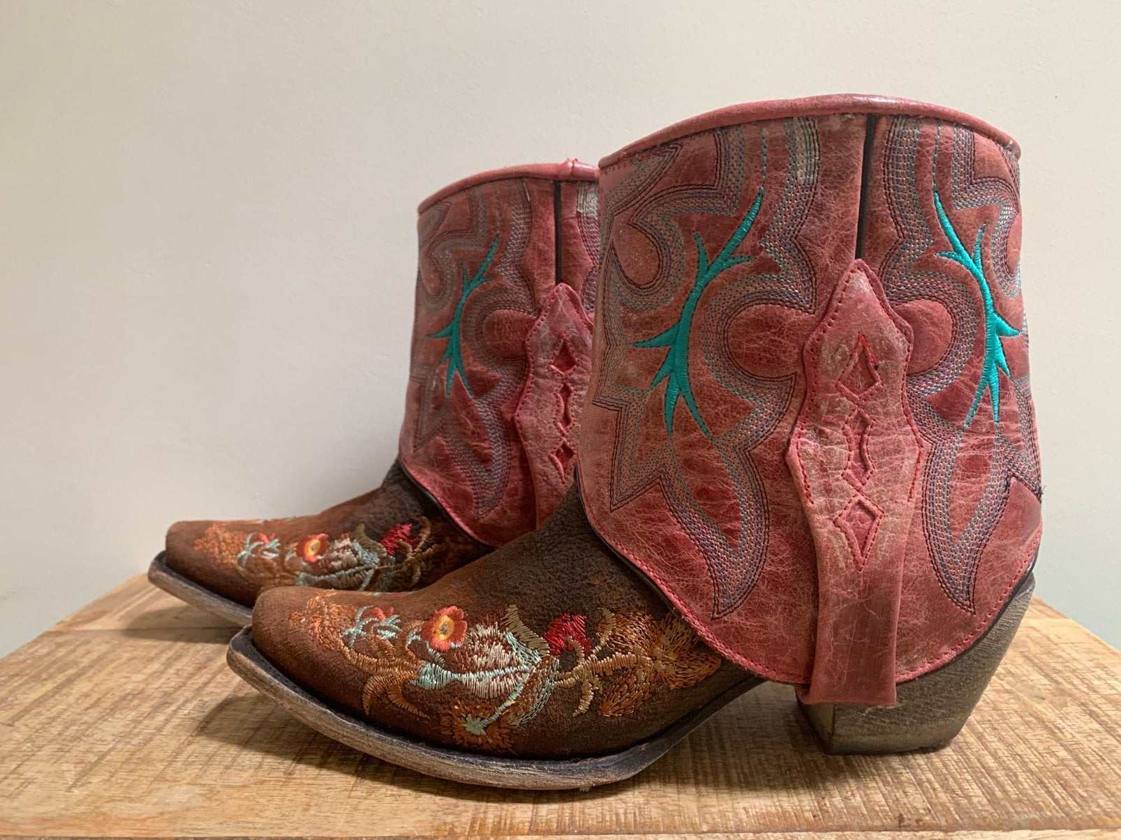 Corral Western Boots met kap omlaag en geborduurde bloemen, Overige kleuren, Lage of Enkellaarzen, Ophalen of Verzenden, Zo goed als nieuw