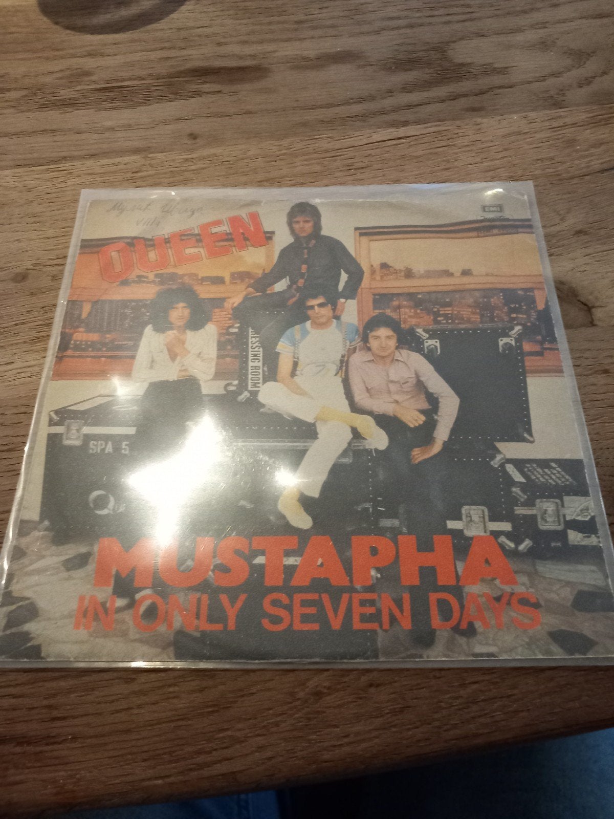 QUEEN SINGLE MUSTAPHA PLAAT EN SINGLE ZIJN VG+, Cd's en Dvd's, Vinyl Singles, Ophalen of Verzenden, Zo goed als nieuw, Pop
