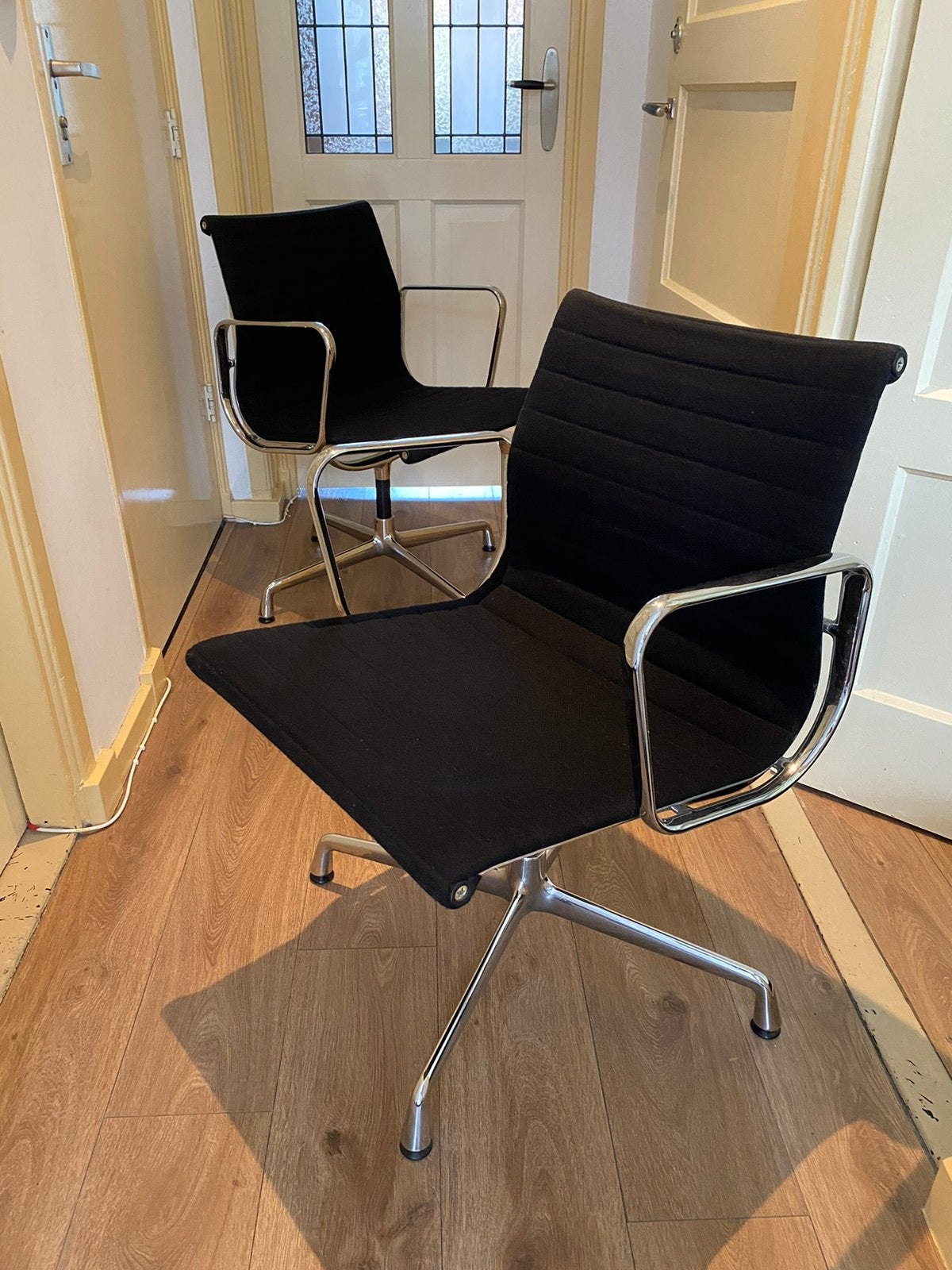 2 Vitra Eames EA 108 Stoelen Zwart Hopsak – Chroom, Huis en Inrichting, Stoelen, Ophalen, Gebruikt, Zwart, Twee