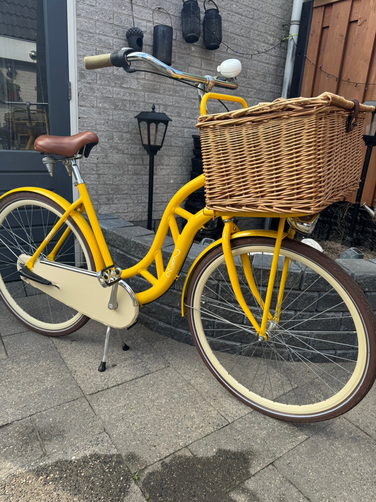 Flitsende okergele damesfiets incl. kettingslot, Terugtraprem, 50 tot 53 cm, 1 zitje, Ophalen
