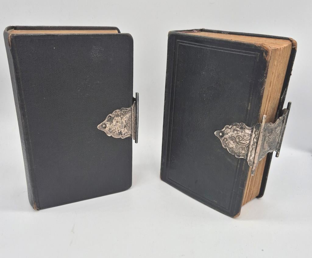 2 oude bijbels met zilveren slot, Verzenden, Bijbel