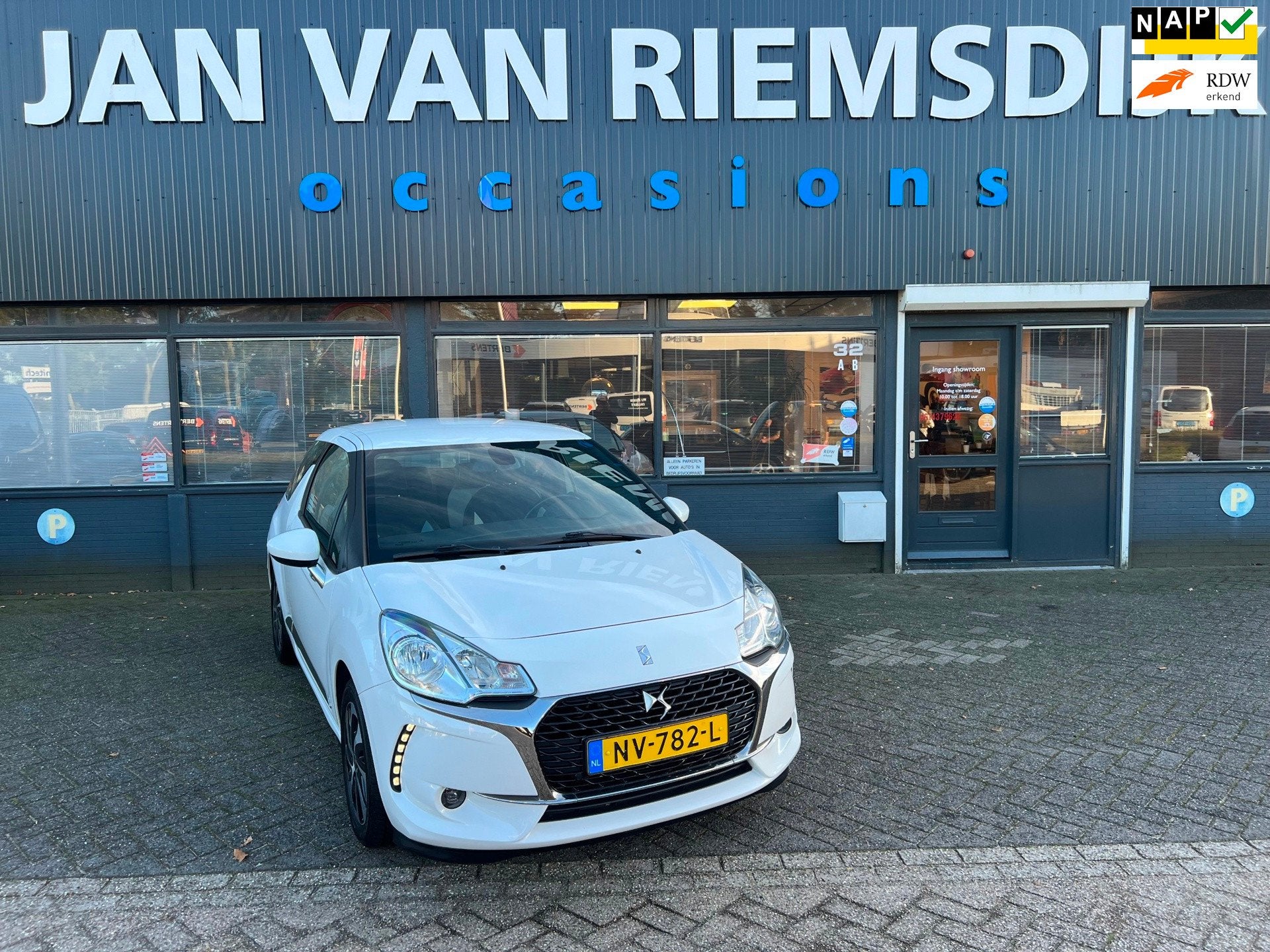 DS 3 1.2 PureTech Chic bj 2017 airco116508 NAP 5995 eu, Auto's, Voorwielaandrijving, Stof, Gebruikt, 1199 cc